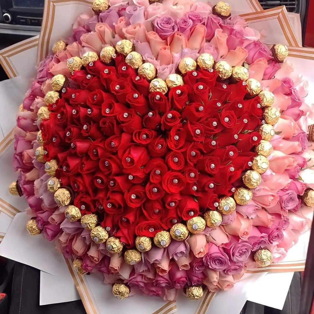 Ramo de 300 rosas con cristal cortado y chocolates ferrero