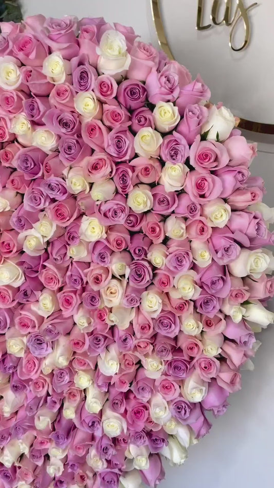 Corazón en escultura de 400 rosas de color y ramo de 100 rosas