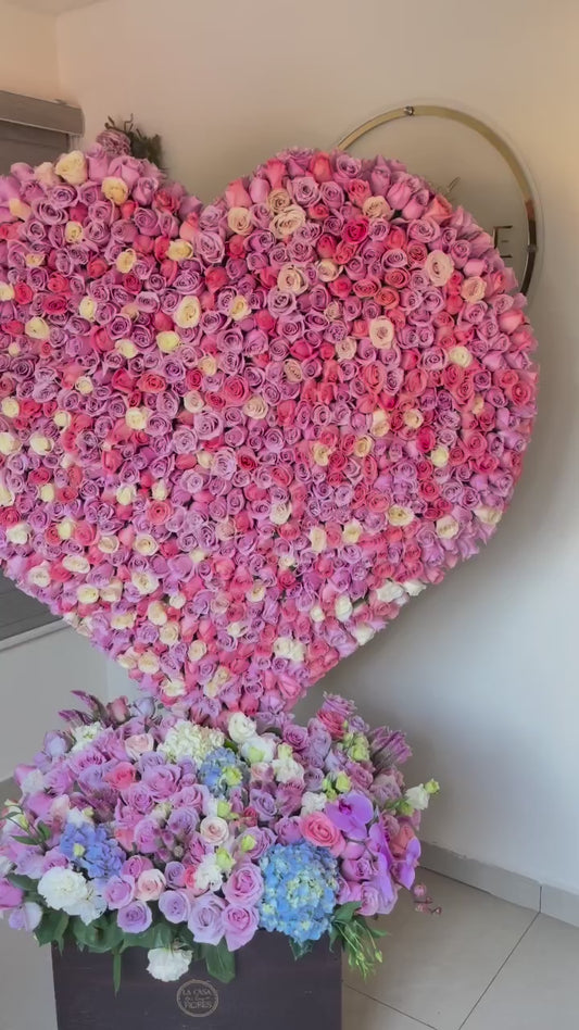 Corazón en escultura de 500 rosas de colores