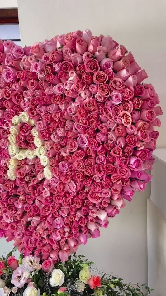 Escultura de corazón con 740 rosas